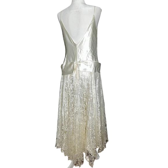 Elegant 1980s Princess Form Fitting Satin and Lace gown - Picture 4 of 9